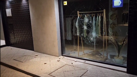 Robaron y destrozaron dos locales comerciales del microcentro