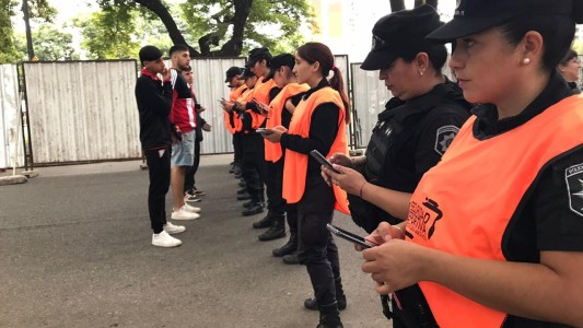 Tenían pedido de captura y los detuvieron cuando intentaban ingresar a partidos de fútbol