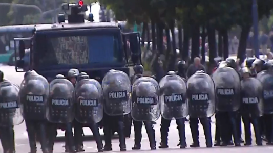 Caos de tránsito y tensión en la 9 de Julio por una manifestación piquetera