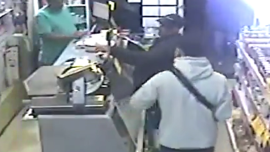 Un hombre entró a un almacén y pesó droga en la balanza del local