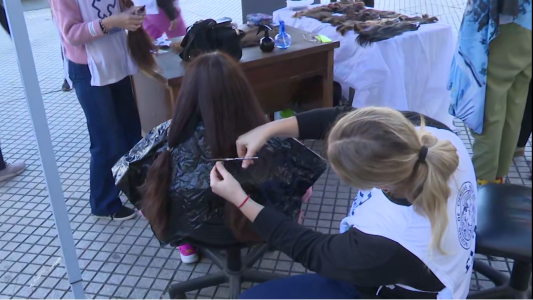 Campaña de donación de cabello en la puerta de la Facultad de Medicina