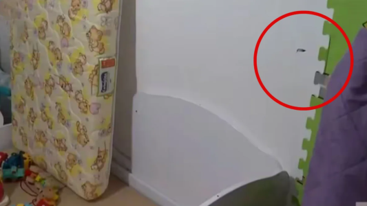 Video: una bala impactó a centímetros de donde dormía un bebé en un departamento