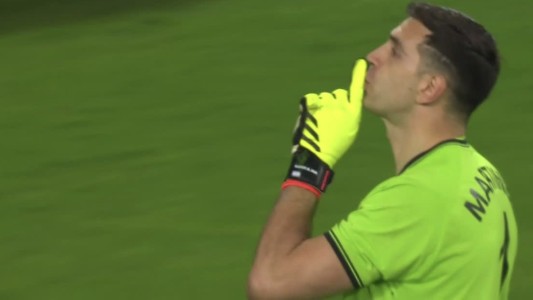 Silbidos, penales y baile: el Dibu Martínez y otra noche de gloria ante los franceses