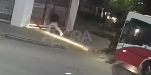 Estremecedor video: colectiveros evitan el robo de motochorros a una chica