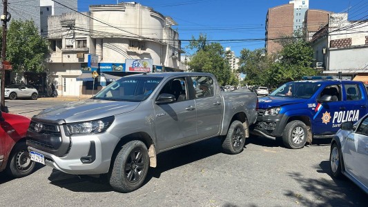 Chocó a una moto y la arrastró al escapar: al final fue detenido