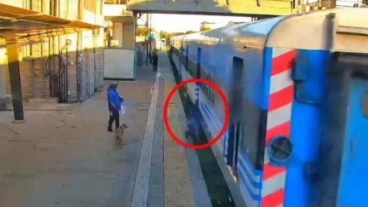 Video: quiso subir al tren en movimiento, cayó a las vías y casi la arrolla una formación