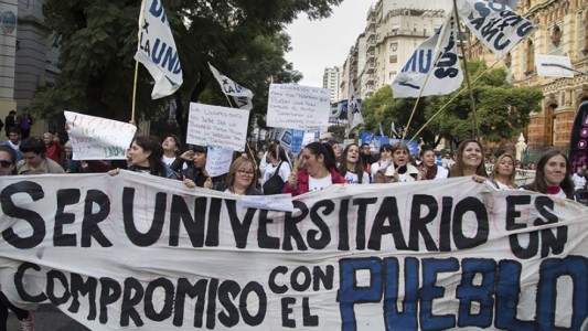 Se suman universidades privadas a la marcha en defensa de la Educación Pública