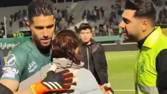 Suspendieron a un arquero iraní por abrazar a una hincha