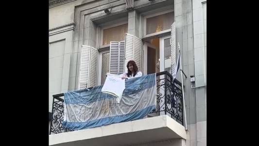 Marcha por la universidad pública: Cristina apoyó la movilización desde el balcón del Instituto Patria