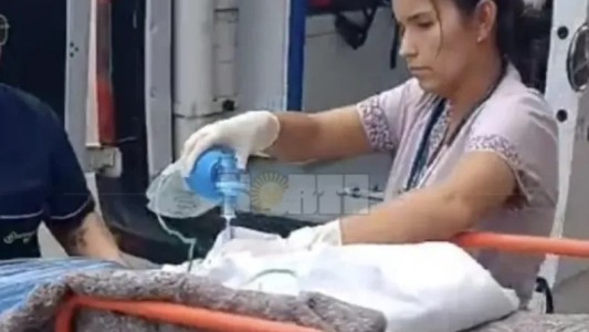 Abandonó a su bebé prematuro en una cajonera del baño de un comercio