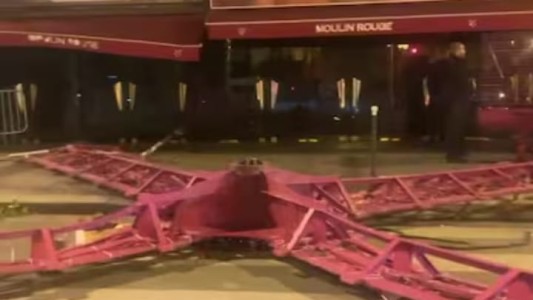 Las aspas del icónico cabaret Moulin Rouge cayeron y las causas aún no han sido determinas