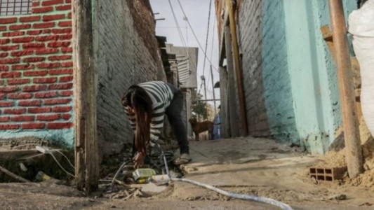 Más de 1,5 millones de personas no tienen acceso a agua, gas y cloaca, según el Indec