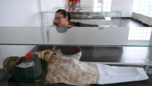El pueblo en el que muertos se conservan gracias a un misterioso proceso de momificación "espontánea"