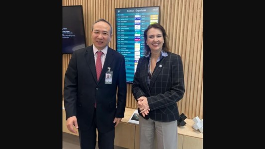 Mondino y el equipo económico viajan a China para bajar la tensión política y negociar los swap