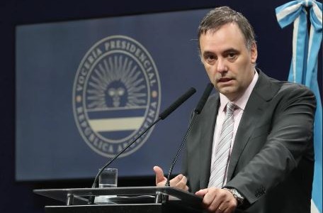 El Gobierno calificó de "descabellados" los aumentos de sueldos de los directivos de YPF