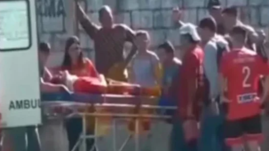 Un jugador de fútbol golpeó su cabeza contra una pared durante un partido y murió