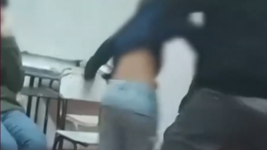 Video: un profesor maltrató a un niño durante la clase de historia