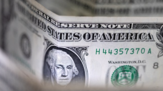 El dólar, tas las declaraciones de Caputo: el blue bajó cinco pesos y los financieros subieron levemente