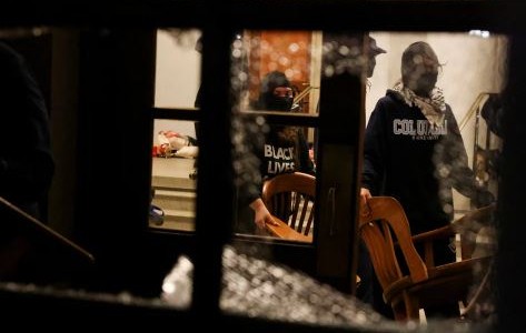 Estados Unidos: manifestantes propalestinos ocuparon un edificio de la Universidad de Columbia