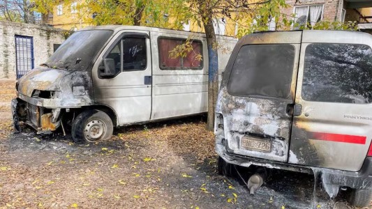 Más atentados: Quemaron 5 autos y dejaron una nueva amenaza contra autoridades