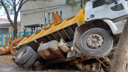Camión quedó atrapado en pozo de zona norte: "Hace rato viene cediendo la calle"
