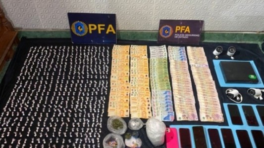 Operativo contra el narcomenudeo: Se llevaron a cabo allanamientos en búnkeres ubicados en Villa Moreno, donde se incautaron paquetes de drogas