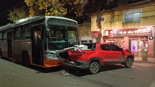 Colectivo se quedó sin frenos y desencadenó un choque múltiple que dejó a un hombre hospitalizado