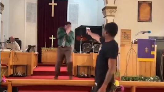 Video: intentó asesinar a un pastor durante la misa en vivo