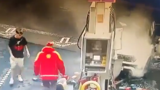 El video del choque de Tiago Palacios en una estación de servicio