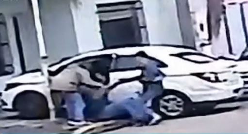 Isidro Casanova: Arrojaron al piso a un jubilado con discapacidad motriz para robarle el auto