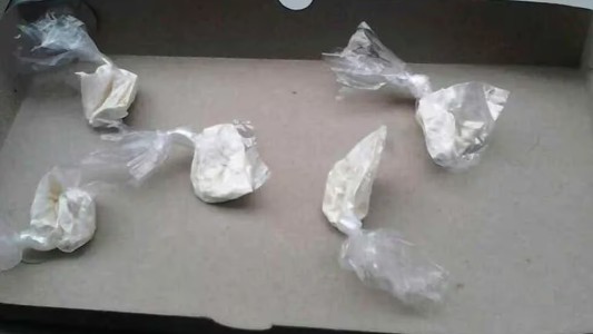 Estaba ocupando una casa, fue sorprendida con drogas y la detuvieron