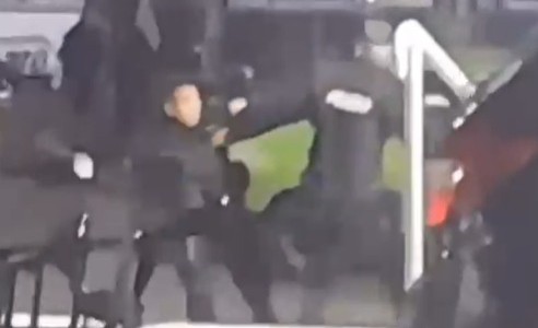 Video: policías se pelearon entre ellos en Santa Fe