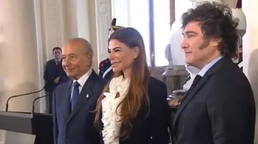 Entre lágrimas, Milei inauguró el busto de Menem en Casa Rosada: "Es un acto de justicia"