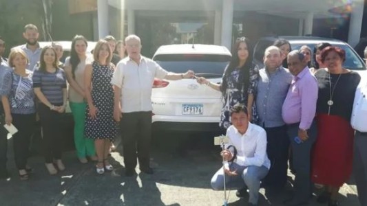 Les regala autos 0 Km a sus empleados cuando cumplen 10 años en la empresa y uno de ellos ya tiene cinco