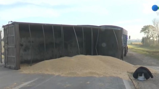 Volcó un camión cargado de soja en la ruta A012