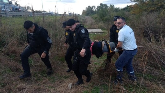 Accidente: una mujer cayó en una zanja y quedó atrapada por su propia moto