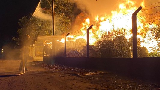 Ardió en llamas una fábrica de plásticos en zona sur