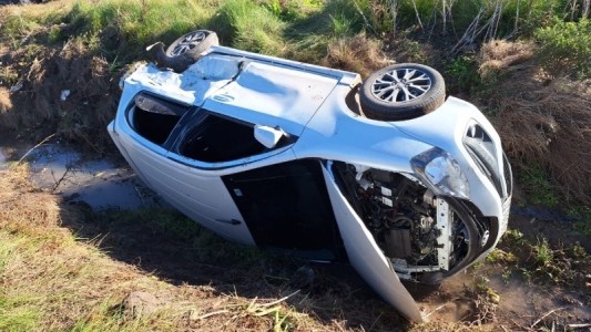 Choque y vuelco de dos autos en la Ruta 33, entre Zavalla y Pérez