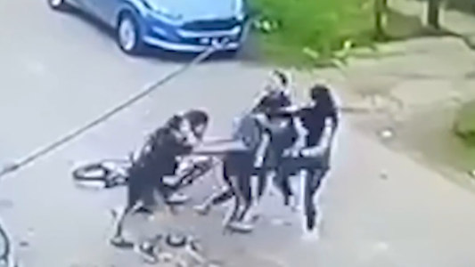 Robó una bicicleta en un gimnasio, salieron cuatro mujeres y le dieron una paliza