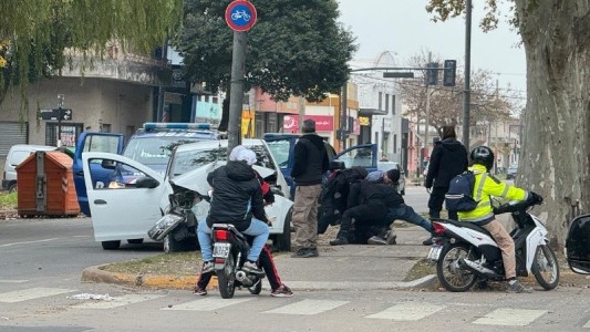 Escapó de la Policía alcoholizado y chocó contra un poste: quedó detenido