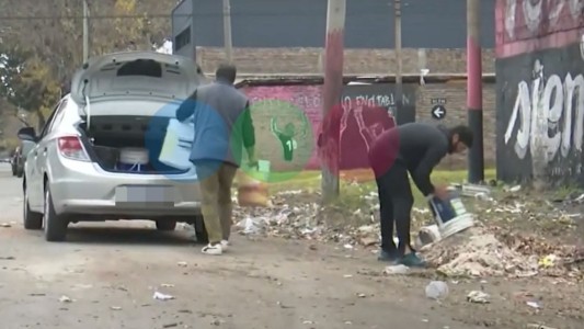 Telefe lo filmó tirando escombros en la calle: será sancionado por la Municipalidad