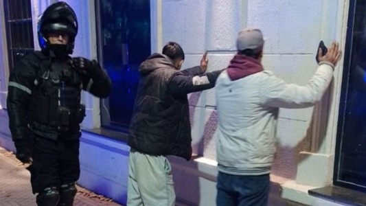 Dos "trapitos" detenidos por extorsión: tenían armas blancas en su poder