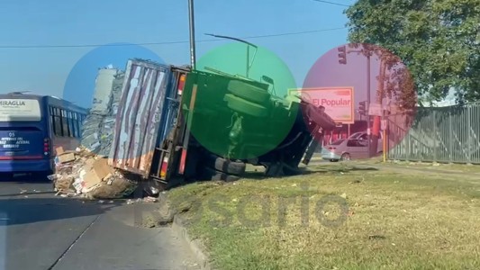 Volcó un camión cargado de cartón en Ov. Lago y Battle y Ordóñez
