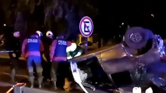 Persecución policial y vuelco en General Paz: cuatro detenidos