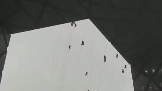 Video: limpiavidrios trabajaban en un rascacielos, se desató un fuerte viento y quedaron colgando