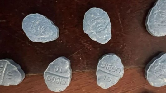 Detuvieron a una pareja que vendía drogas de diseño con la cara de Diego Maradona