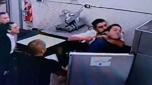 Video: un chef amenazó a un compañero de trabajo con una cuchilla