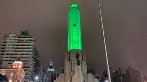 Los monumentos de Rosario se tiñen de verde