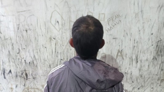 Hombre detenido tras agredir a una mujer y clavarle un palo en el brazo