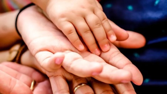 Adoptó a hija extramatrimonial de su esposo: Triple afiliación